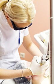 A doctor performs a photothermolysis procedure