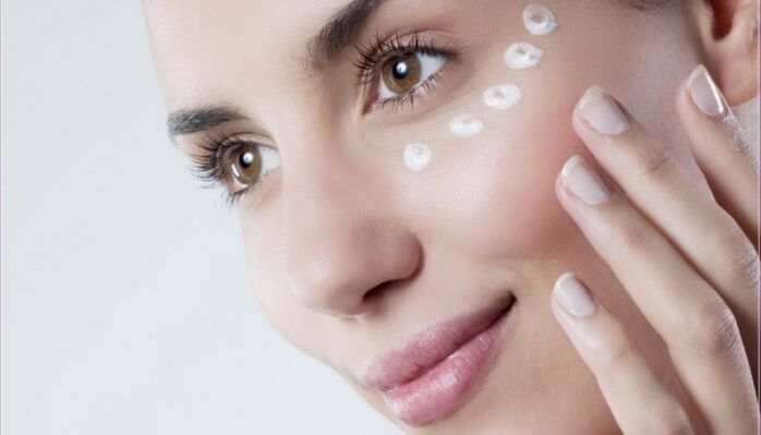 Rejuvenate the skin around the eyes with cream